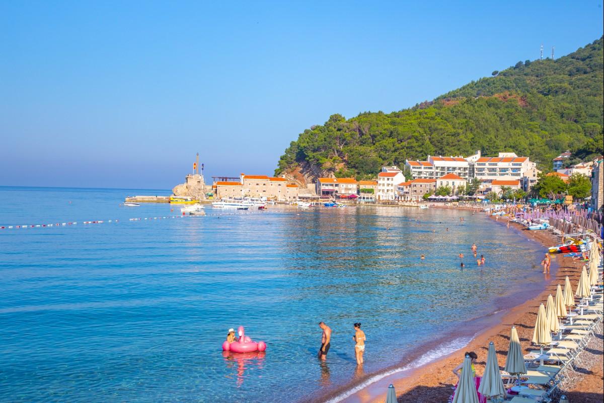 Пляж в петровац Пляж в петровац